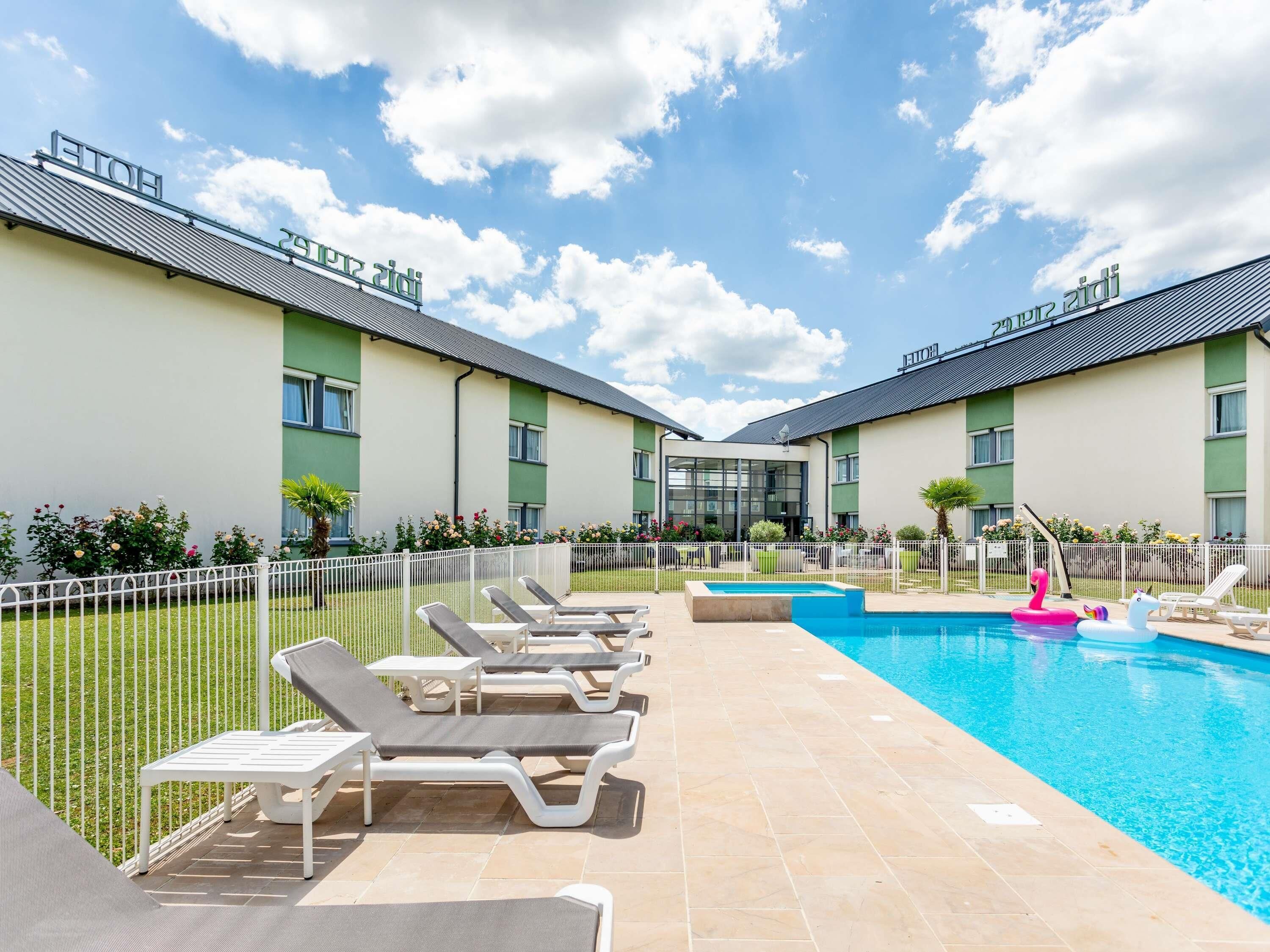 Piscine extérieure (ouverte en saison), chaises longues