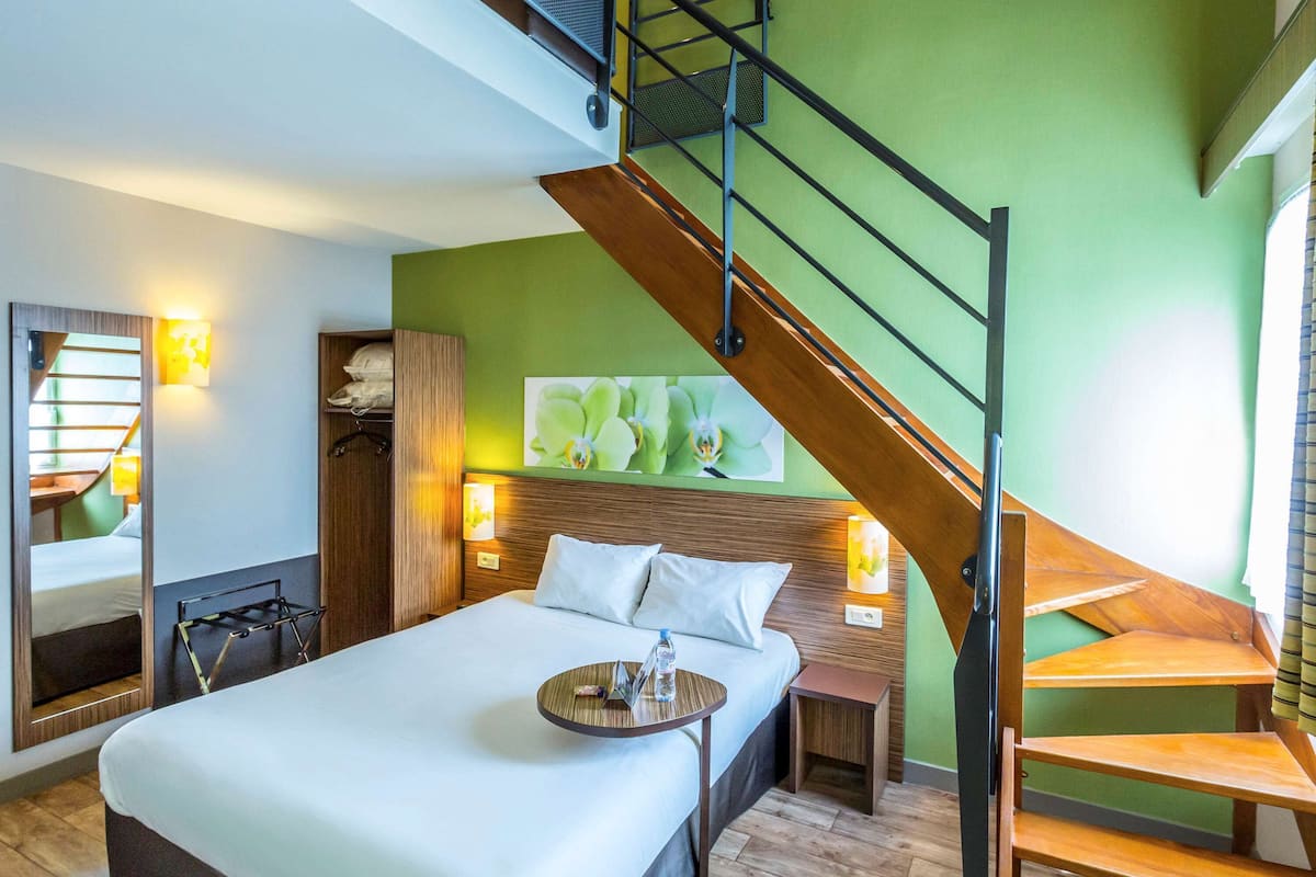 premium bedding, in-room safe, desk, soundproofing
