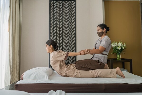 Couples treatment room(s), hot tub, body treatments, mud baths