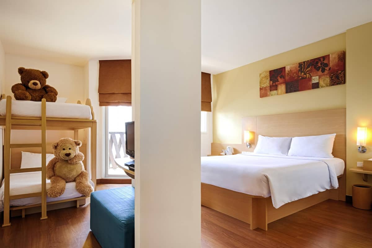 Family Room, Multiple Beds | In-room safe, desk, iron/ironing board, free cribs/infant beds
