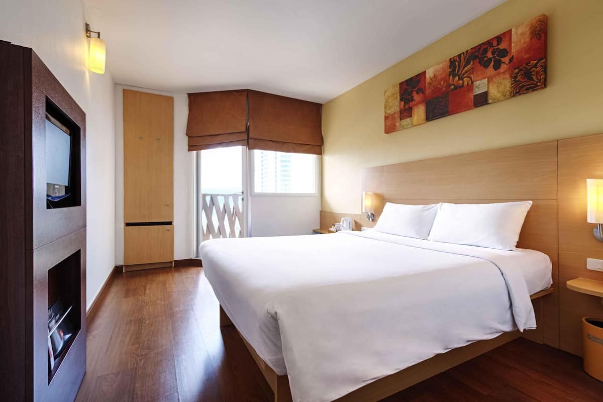 Standard Room, 1 Double Bed | In-room safe, desk, iron/ironing board, free cribs/infant beds