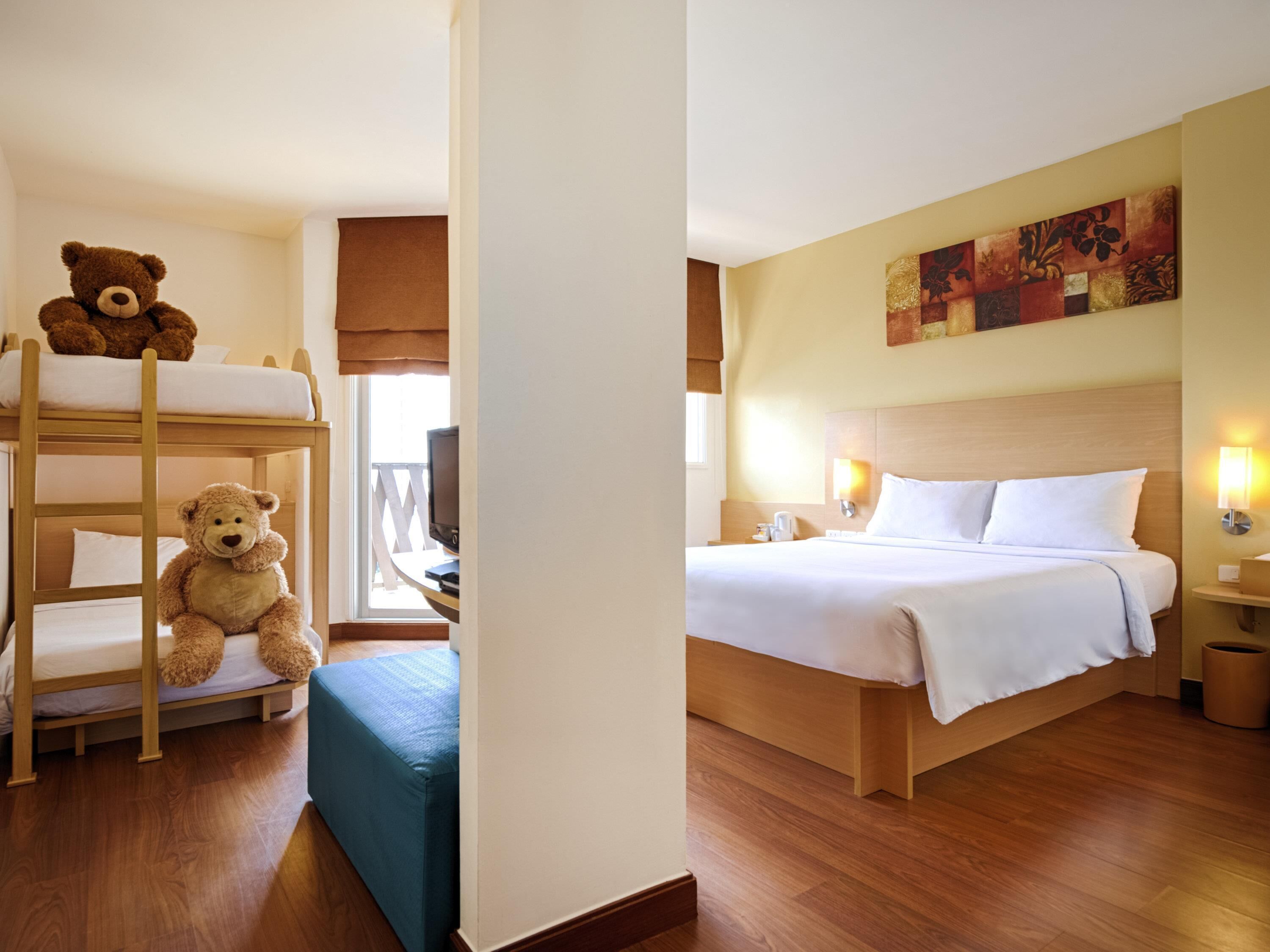 ファミリー ルーム ベッド (複数台) | セーフティボックス (室内)、デスク、アイロン / アイロン台、ベビーベッド (無料)