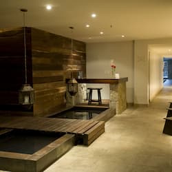 Salas para tratamentos a dois, sauna seca, banheira de hidromassagem