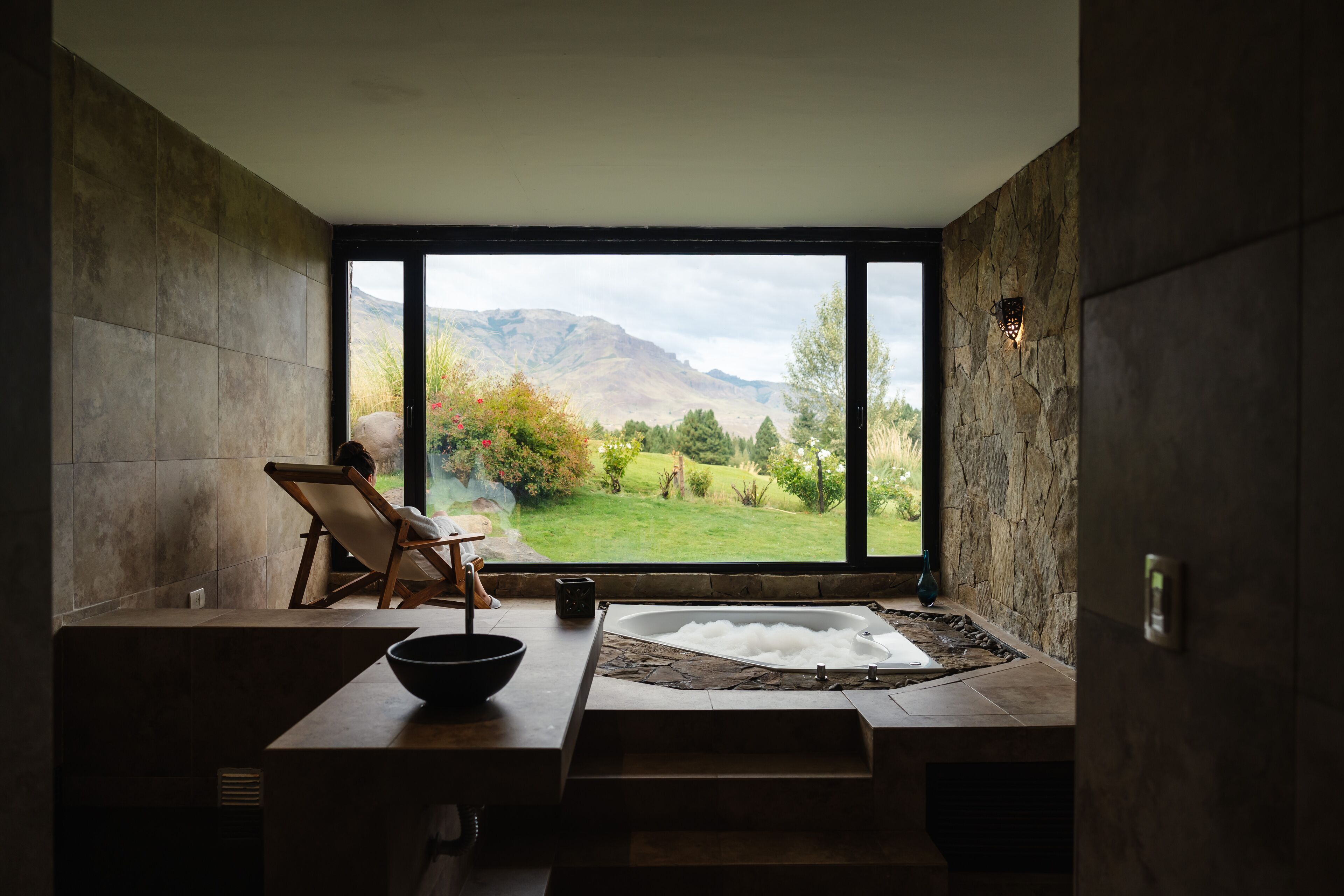 Couples treatment rooms, sauna, hot tub, steam room, body treatments