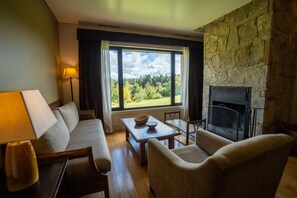 Suite, utsikt mot golfbane | Oppholdsområde | En 32-tommers LCD-TV med Parabol-TV samt TV og filmkjøp