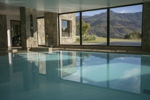 Inomhuspool, utomhuspool, parasoller och solstolar