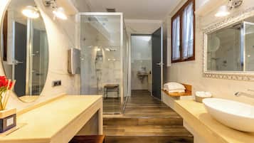 Suite Junior | Salle de bain | Articles de toilette (gratuits), séchoir à cheveux, peignoirs