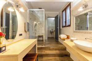 Junior Suite | Bathroom | Free toiletries, hair dryer, bathrobes, slippers - Hotel Centrale (Florence)
