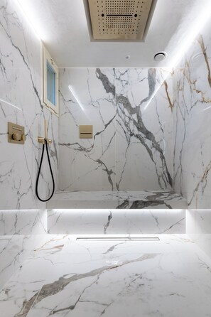 エグゼクティブ スイート 2 ベッドルーム | バスルーム | バスアメニティ (無料)、ヘアドライヤー、バスローブ、スリッパ