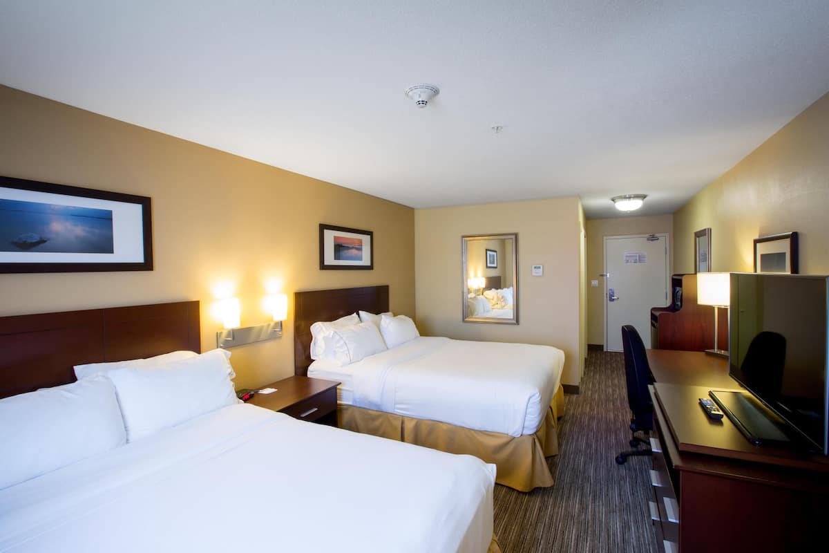 Hypo-allergenic bedding available, in-room safe, desk, blackout drapes