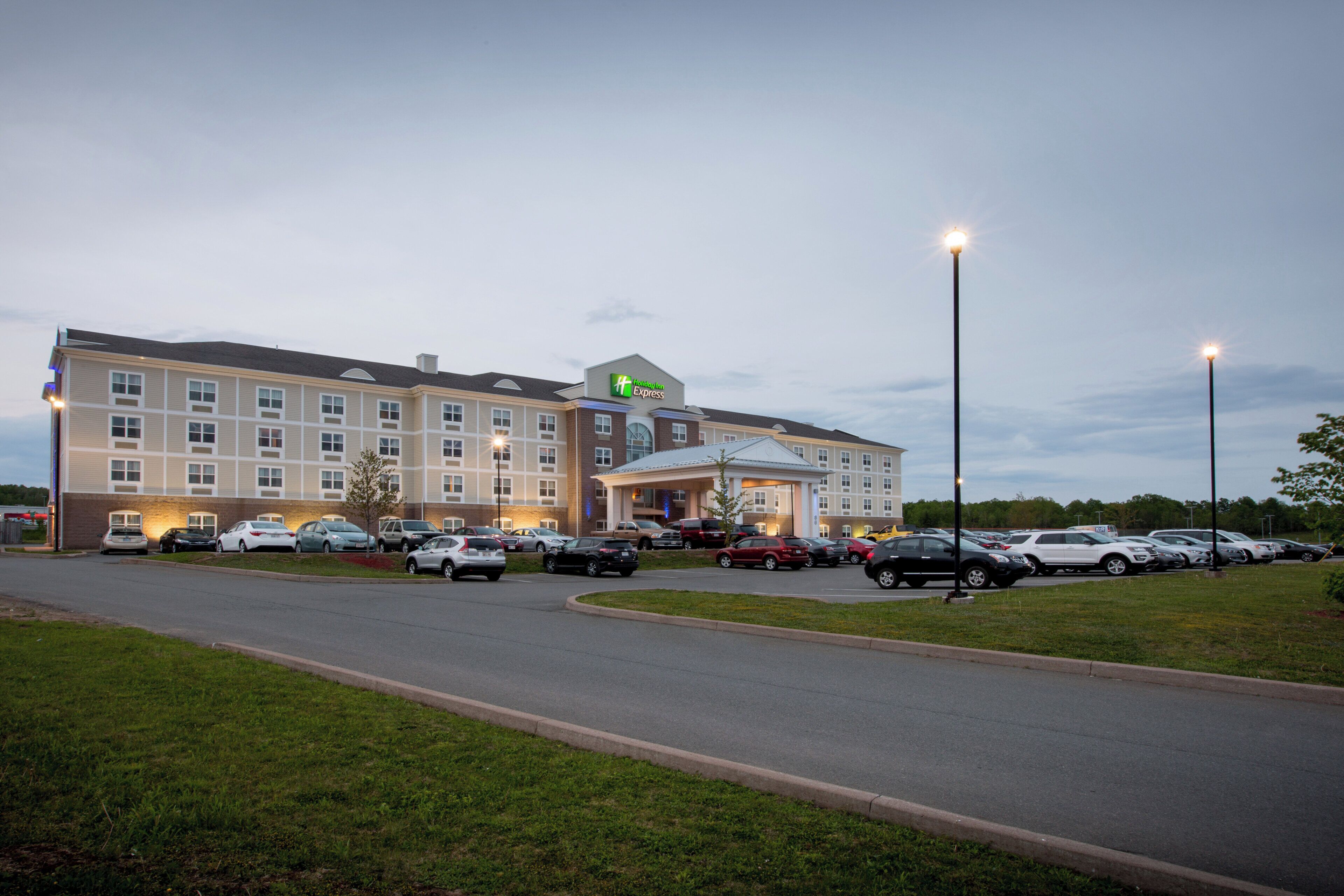 Un hôtel Holiday Inn Express doté d’un parking et situé en bord de route.