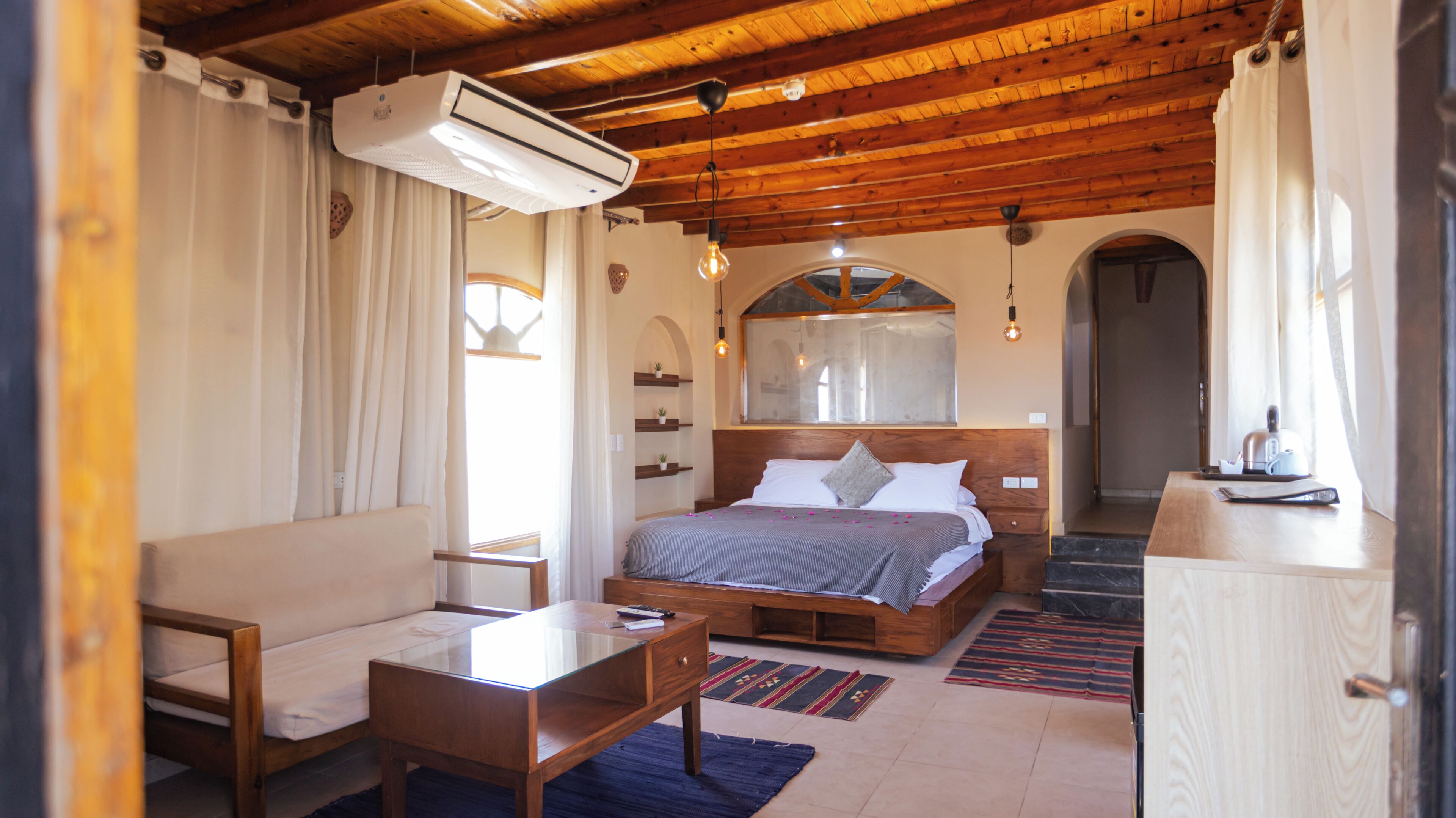 Minibar, caja de seguridad en la habitación y escritorio 