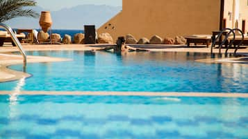 Piscine extérieure, parasols de plage, chaises longues