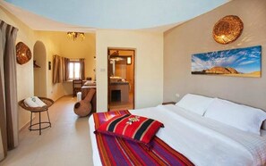 Kamar Double Superior, 1 Tempat Tidur Queen, pemandangan laut | Minibar, brankas, meja kerja, dan tirai kedap cahaya