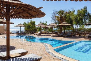 Piscine extérieure, parasols de plage, chaises longues