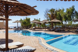 Outdoor pool, pool umbrellas, sun loungers
