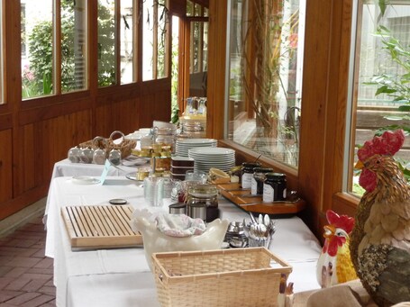 Petit déjeuner buffet compris tous les jours. Hotel Suggenbad