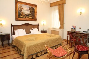 Hypo-allergenic bedding, minibar, in-room safe, individually furnished - St. George Residence All Suite Hotel Deluxe (Budapest)