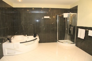 Exclusive Suite | Bathroom | Free toiletries, hair dryer, bathrobes, slippers - St. George Residence All Suite Hotel Deluxe (Budapest)
