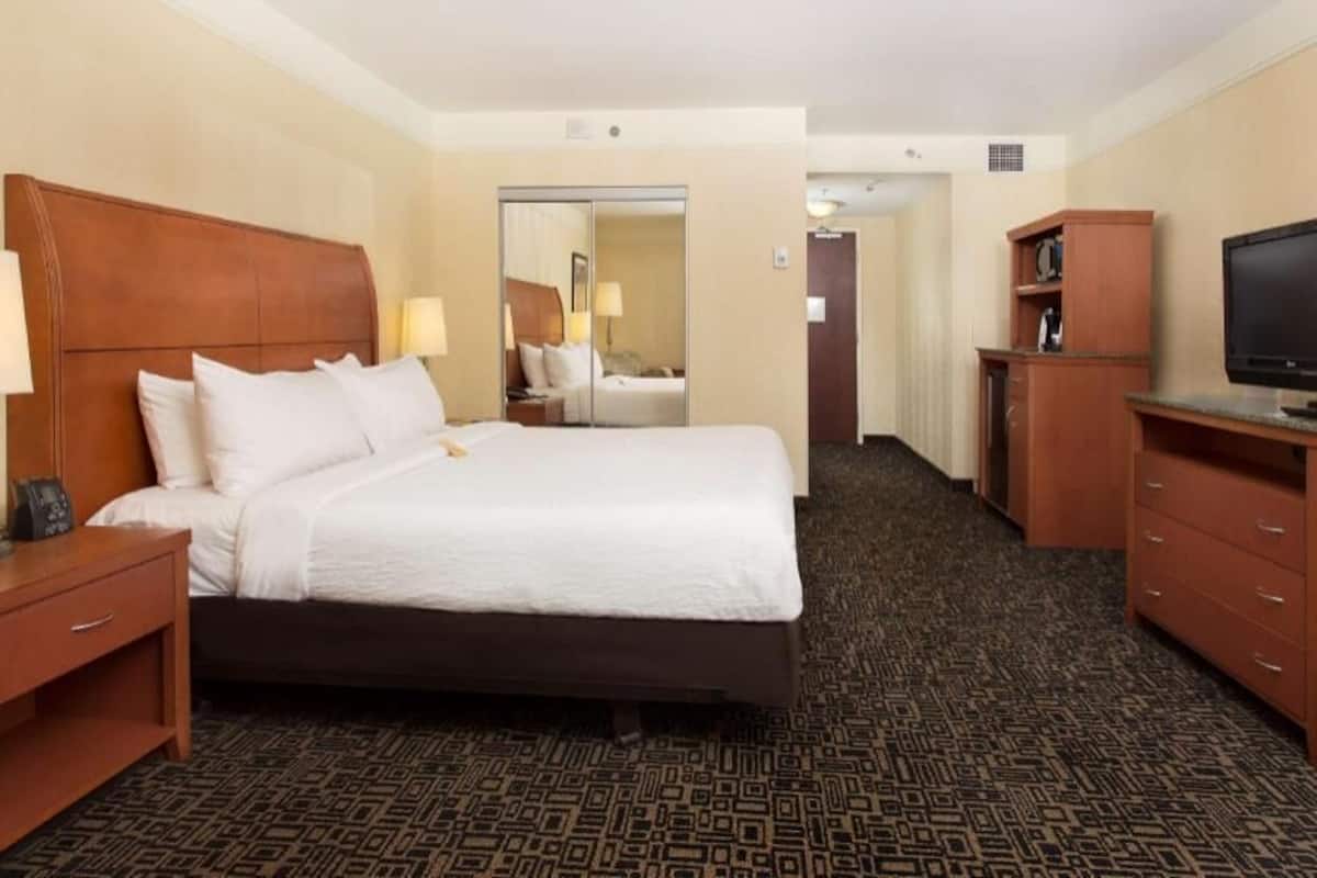 Premium bedding, in-room safe, laptop workspace, soundproofing