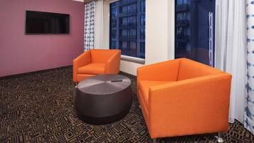 Evolution, Suite, 1 King-Bett | Ausblick vom Zimmer