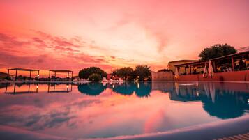 Sæsonbestemt udendørs pool, åben fra kl. 08.00 til kl. 20.00, parasoller