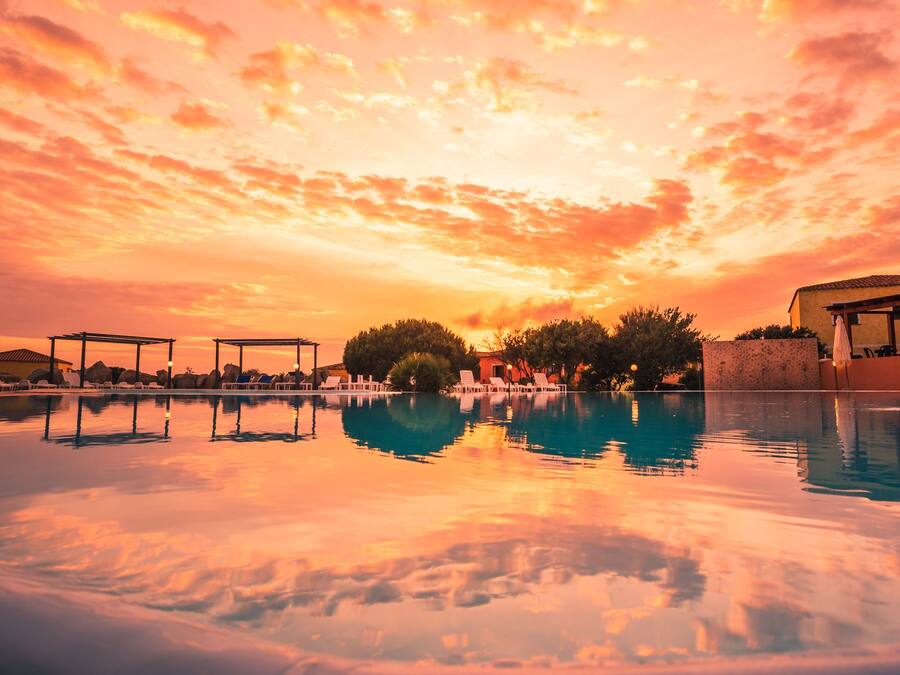 Außenpool (je nach Saison geöffnet), Sonnenschirme, Liegestühle