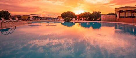 Seasonal outdoor pool, open 8:00 AM to 8:00 PM, pool umbrellas