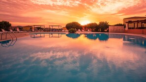 Seasonal outdoor pool, open 8:00 AM to 8:00 PM, pool umbrellas - RESIDENCE LU LAMONI COSTA NORD (Aglientu)