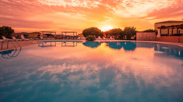 Seasonal outdoor pool, open 8:00 AM to 8:00 PM, pool umbrellas