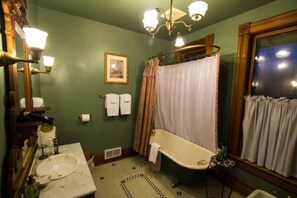 Hair dryer, towels - Swantown Inn (Olympia)