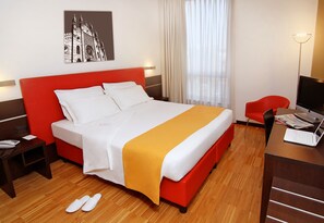 Dobbeltrom for 1 person – superior, 1 queensize-seng | Minibar, safe på rommet, skrivebord og skrivebord for bærbar PC