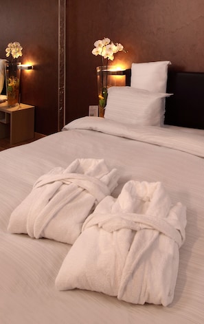 Minibar, in-room safe, desk, laptop workspace