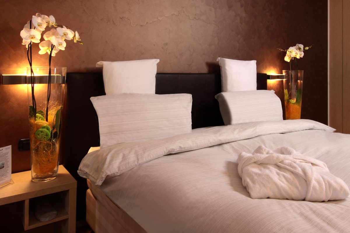 executive double room | minibar, in-room safe, desk, laptop workspace