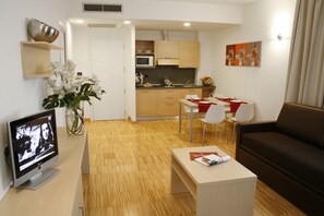 Leilighet | Oppholdsområde | En 30-tommers LCD-TV med digitale kanaler samt filmkjøp