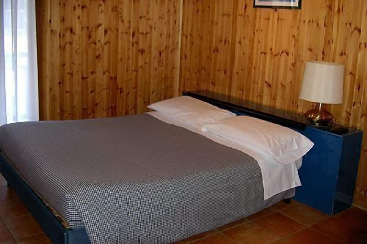 Apartamento | Sábanas italianas Frette, colchones con acolchado adicional, caja fuerte