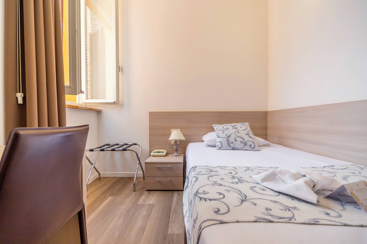 Habitación individual Confort, 1 cama individual grande | Ropa de cama de alta calidad, minibar, caja fuerte y escritorio