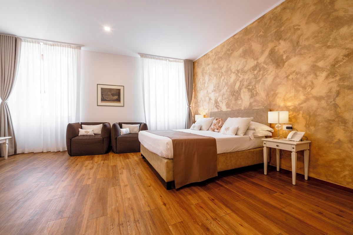Junior kamer, 1 queensize bed | Luxe beddengoed, een minibar, een kluis op de kamer, een bureau