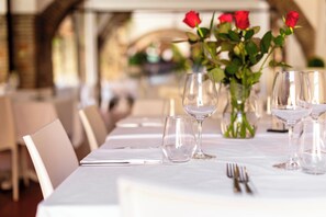 供应早餐、午餐和晚餐，意大利菜，室外就餐