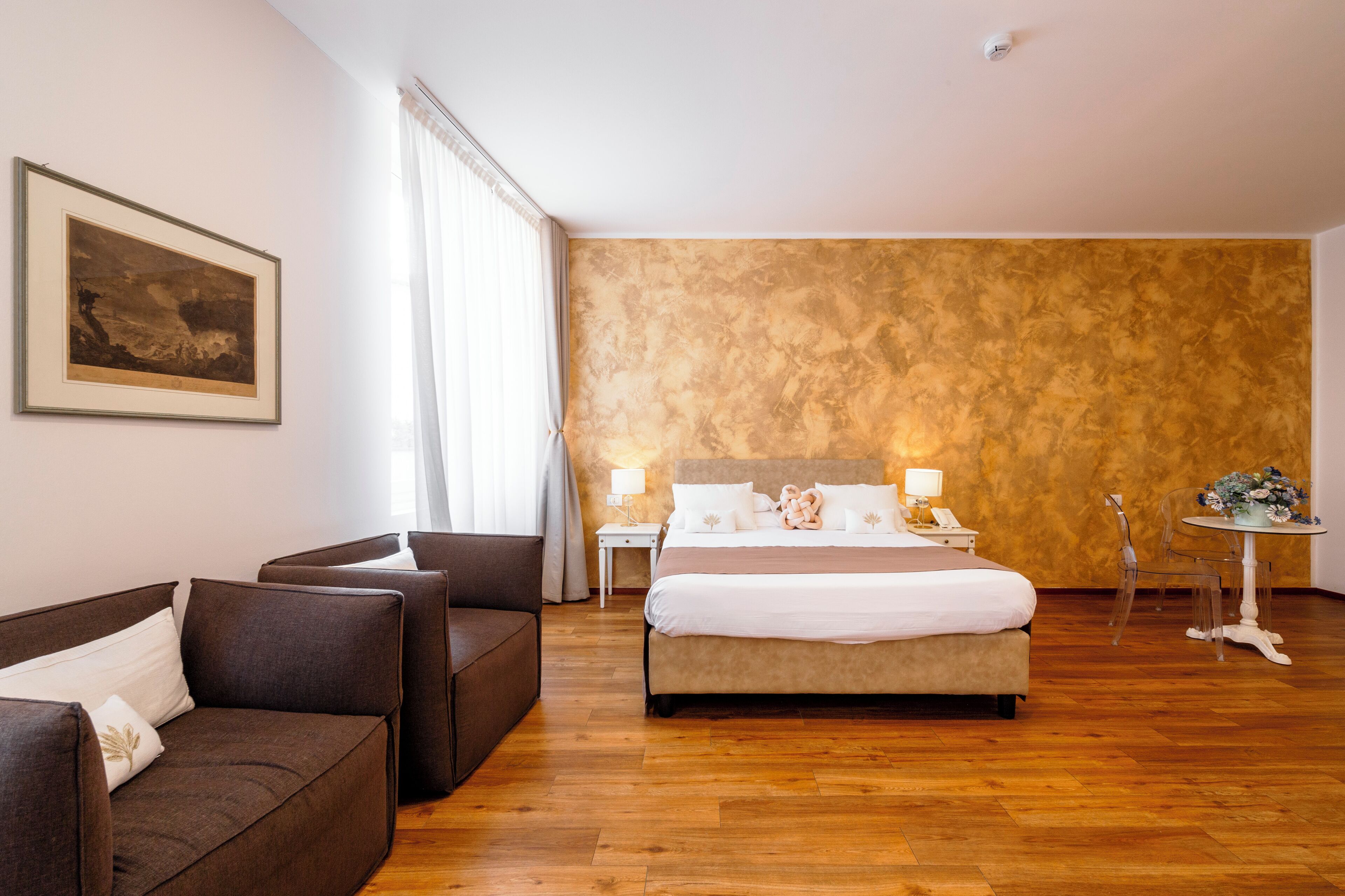 junior room, 1 queen bed | premium bedding, minibar, in-room safe, desk