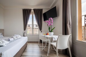 Ropa de cama de alta calidad y minibar 