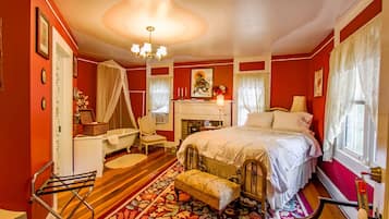 Romantic Room, Ensuite, Mountain View (Madam's) | Premium bedding, iron/ironing board, free WiFi