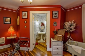 Chambre Romantique, salle de bains attenante, vue montagne (Madam's) | Salle de bain | Articles de toilette gratuits, peignoirs, serviettes fournies