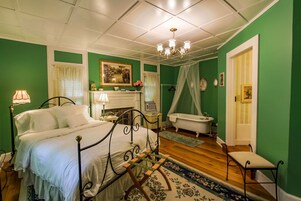 Romantic Room, Ensuite, Mountain View (Juliette) | Premium bedding, iron/ironing board, free WiFi