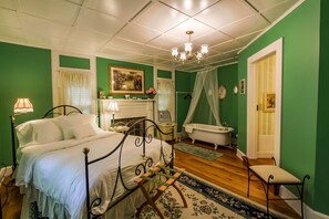 Habitación romántica, baño privado, vistas a la montaña (Juliette) | Ropa de cama de alta calidad, tabla de planchar con plancha, wifi gratis