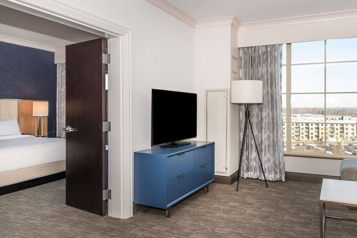 TV màn hình phẳng 55-inch có truyền hình vệ tinh, TV 