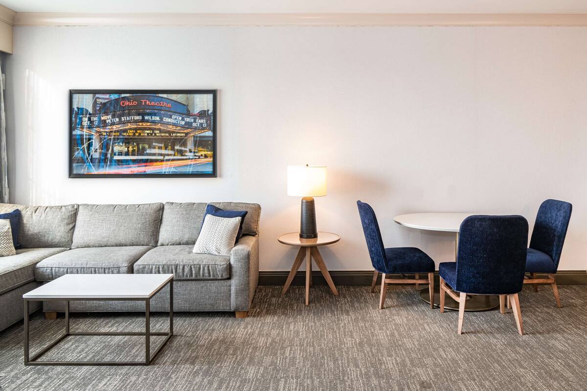 Phòng Executive, 1 giường cỡ king, quyền sử dụng Club Lounge | Khu phòng khách | TV màn hình phẳng 55-inch có truyền hình vệ tinh, TV 