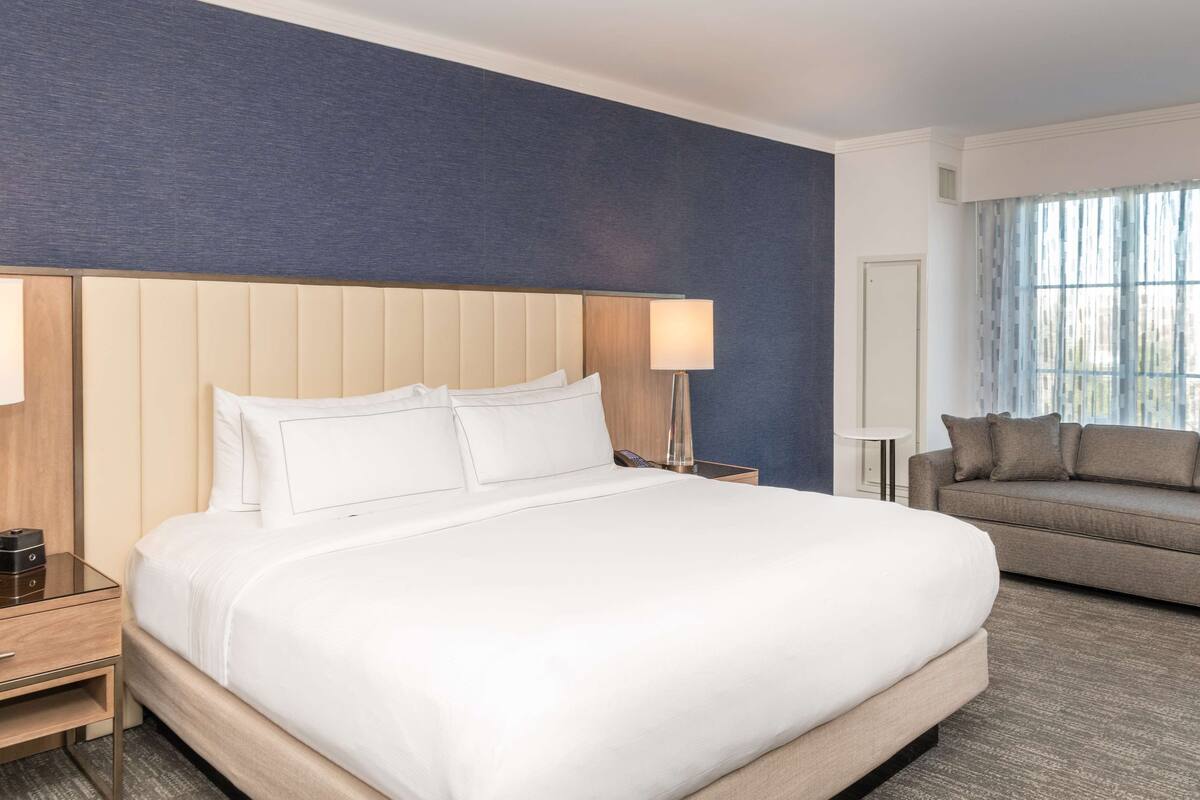 premium bedding, pillow-top beds, in-room safe, desk