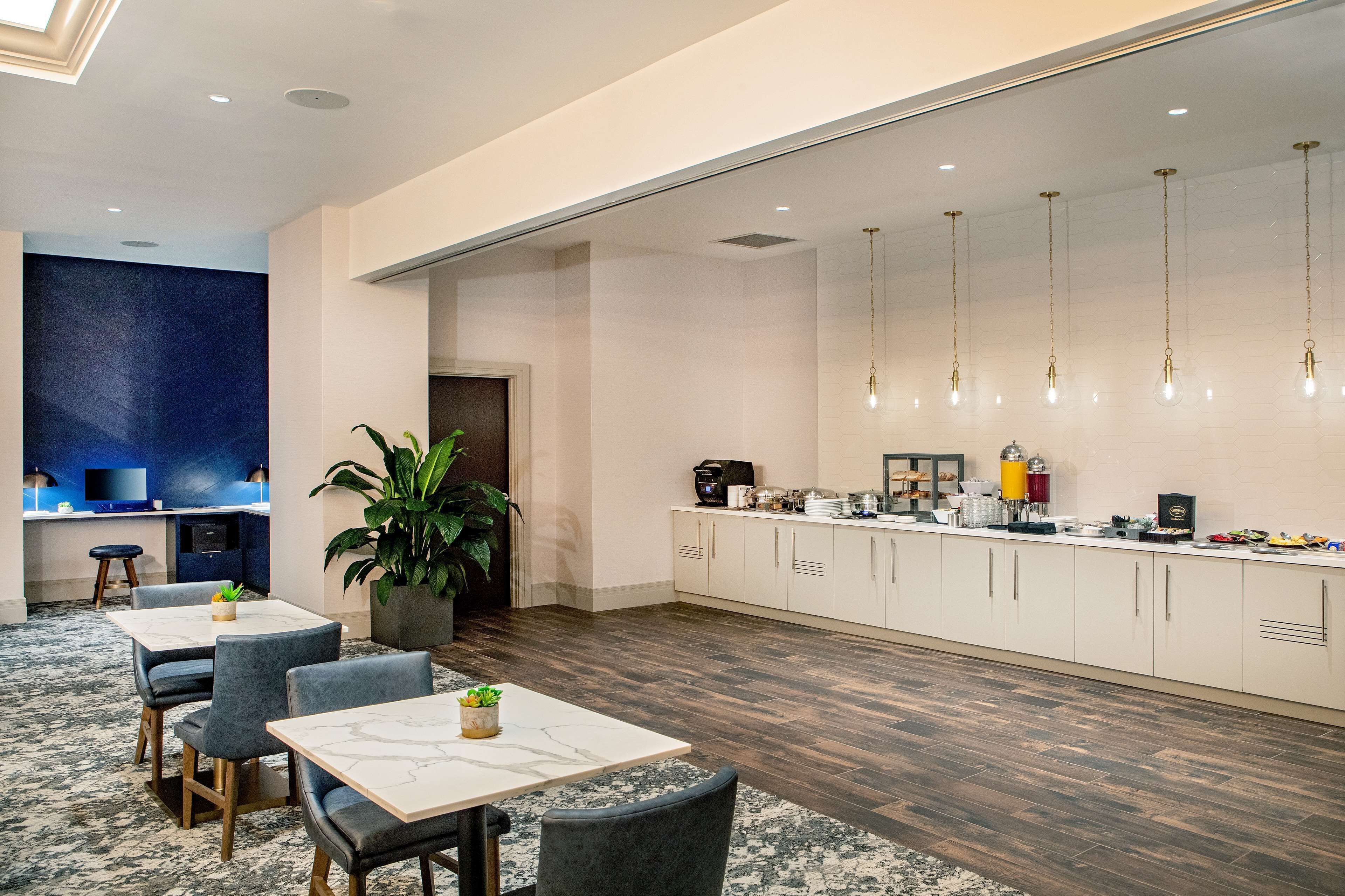 Petit déjeuner complet servi tous les jours en supplément