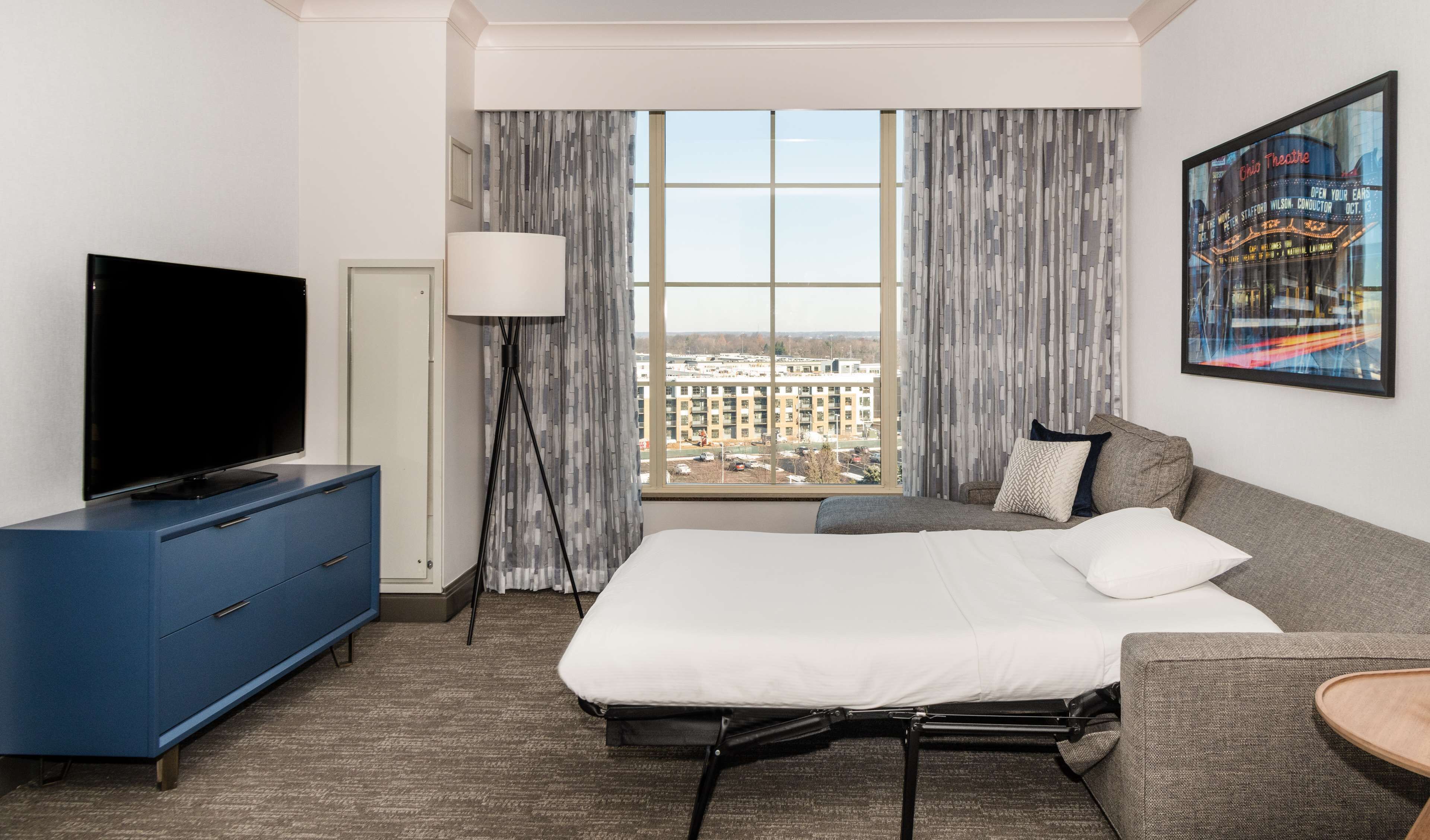 Sengetøy av topp kvalitet, senger med overmadrass og safe på rommet